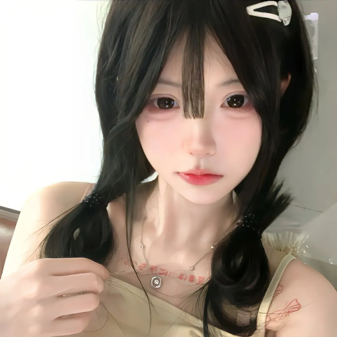 照片的她